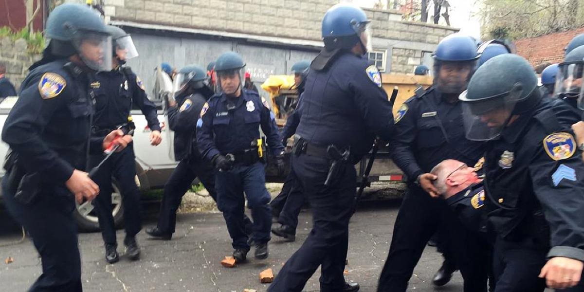 V Baltimore zatkli takmer 200 ľudí, v meste hliadkuje Národná garda