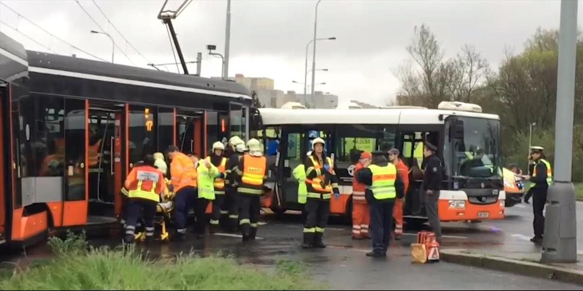 V Prahe sa zrazil autobus, električka a auto: Zranenia utrpelo 23 ľudí vrátane ôsmich detí