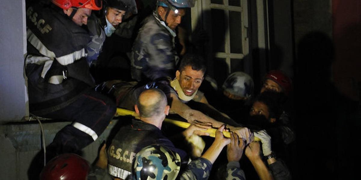Z trosiek v Nepále vytiahli po 80 hodinách živého muža, prežil bez jedla a vody