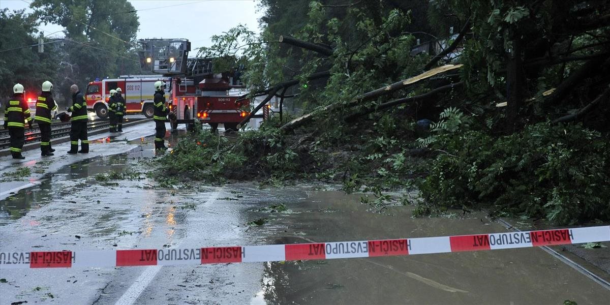 Pohroma v Bratislave: Vietor strhával bilbordy, padali stromy