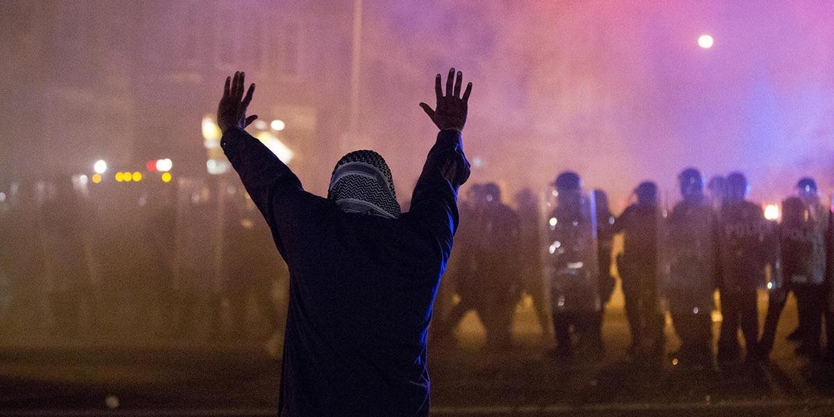V Baltimore dohliadajú na bezpečnosť po nepokojoch tisícky policajtov