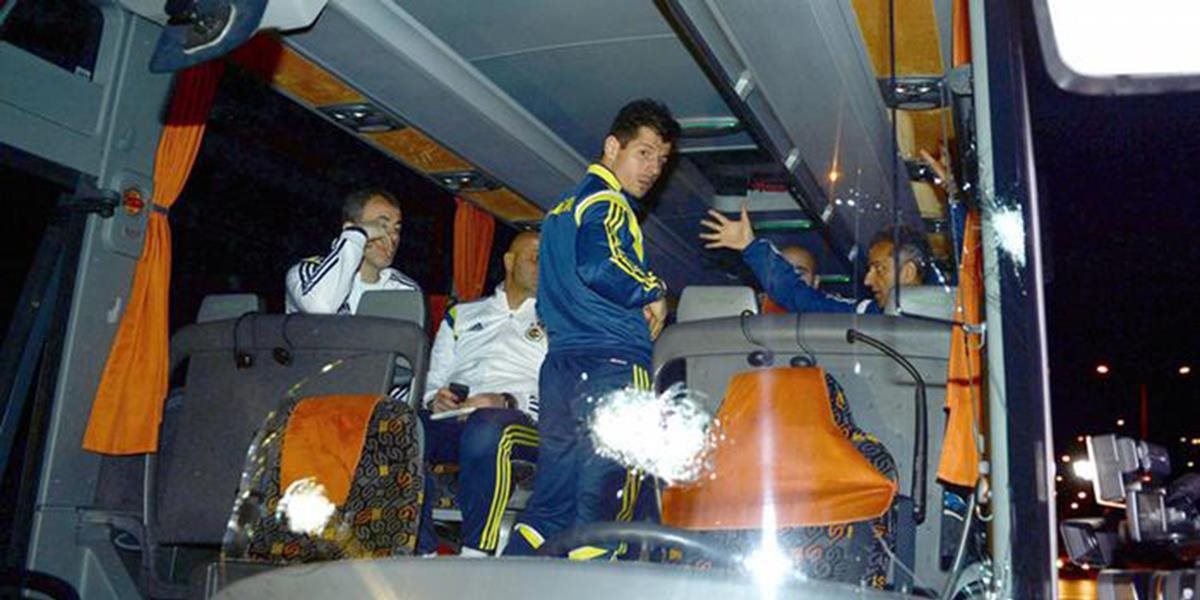 Autobus Fenerbahce Istanbul opäť napadli