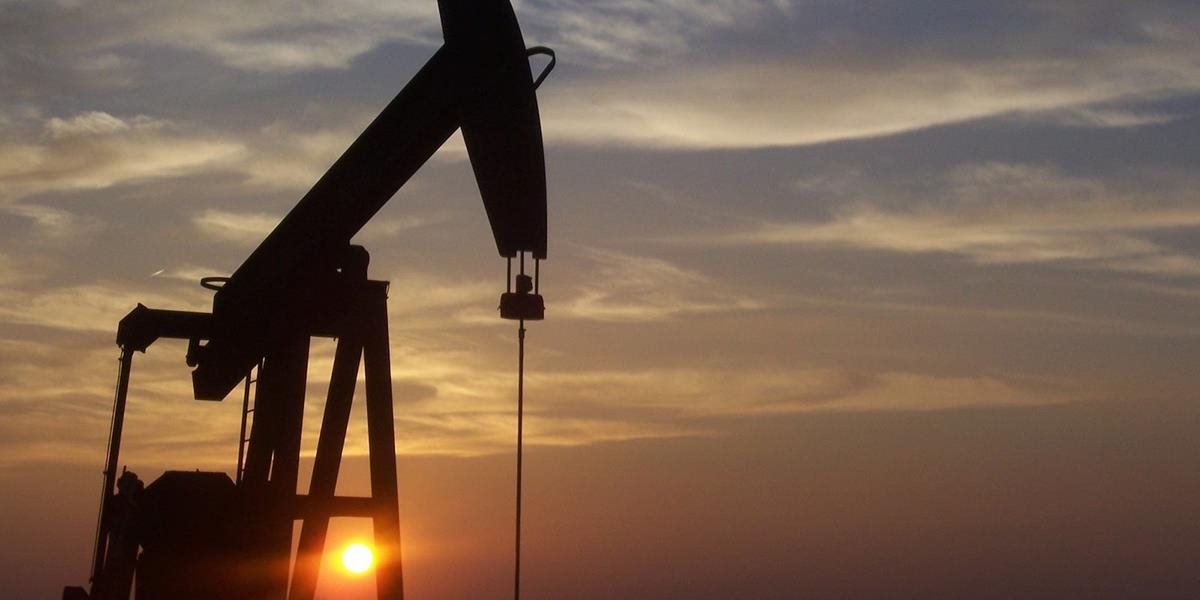Ceny ropy mierne klesli, americká WTI sa obchoduje tesne pod 57 USD/barel