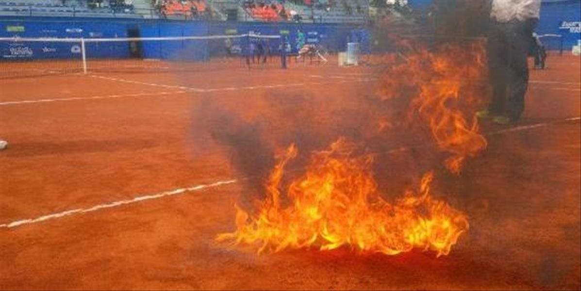 FOTO V Turíne sušili tenisový kurt pomocou ohňa
