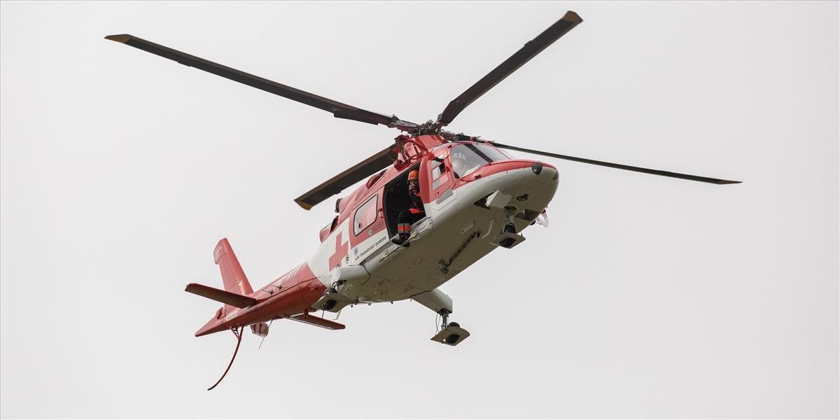 Mladého vodiča po zrážke prevážal vrtuľník