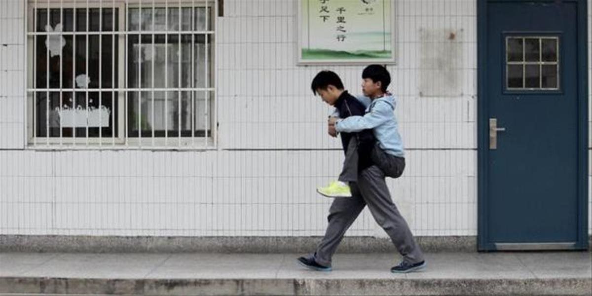 FOTO Pravé kamarátstvo: Mladík nosí svojho postihnutého spolužiaka do školy na chrbte