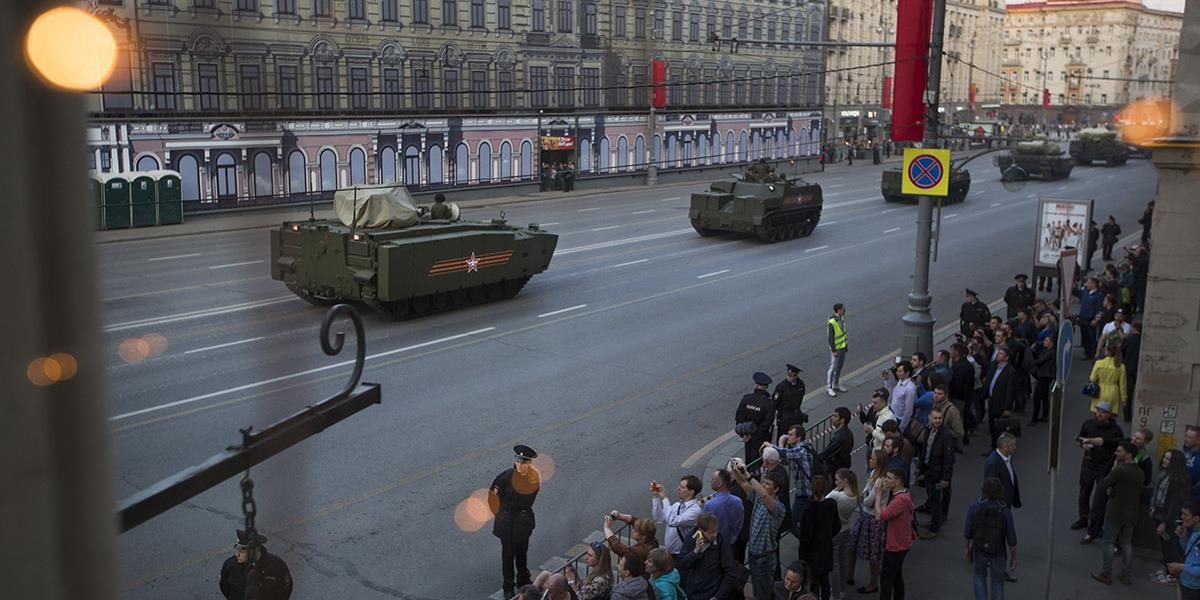 Červeným námestím sa po prvý raz valila najnovšia ruská obrnená technika