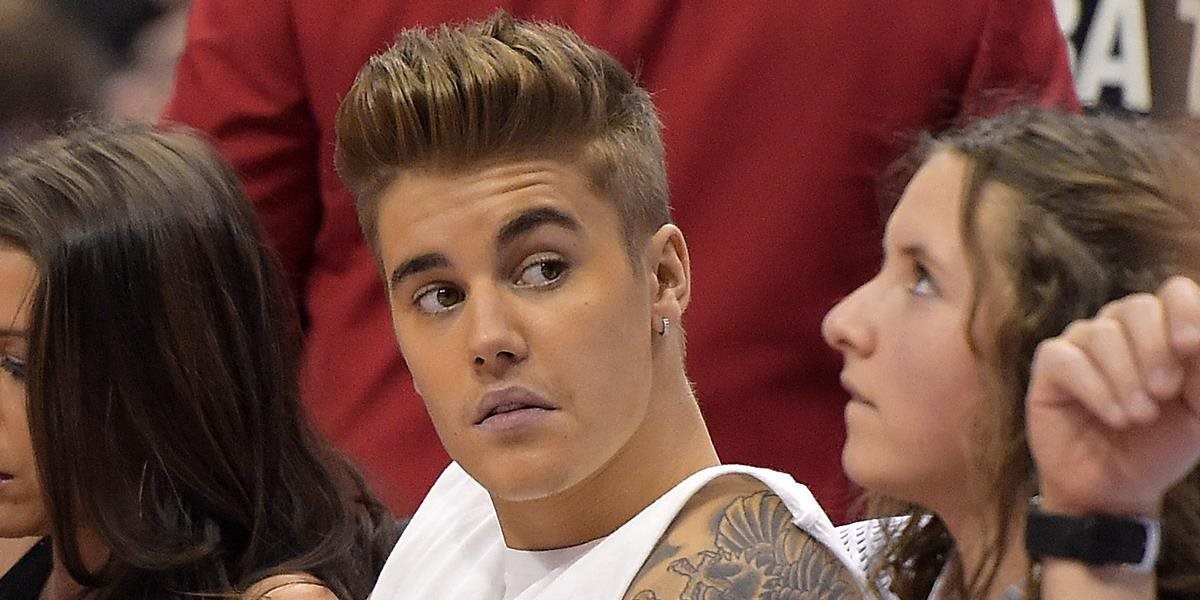 Justin Bieber riskuje v Taliansku zatknutie na základe argentínskeho zatykača