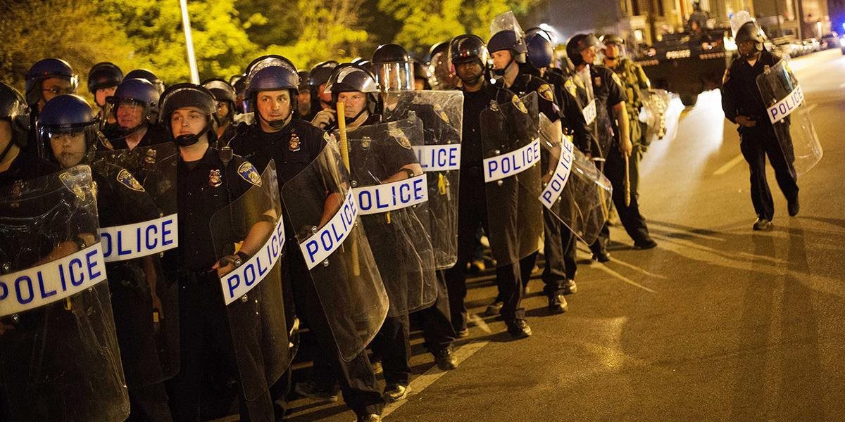 Afroameričan, pre ktorého vznikli nepokoje v Baltimore sa v policajnom aute "úmyselne pokúšal zraniť", tvrdí svedok