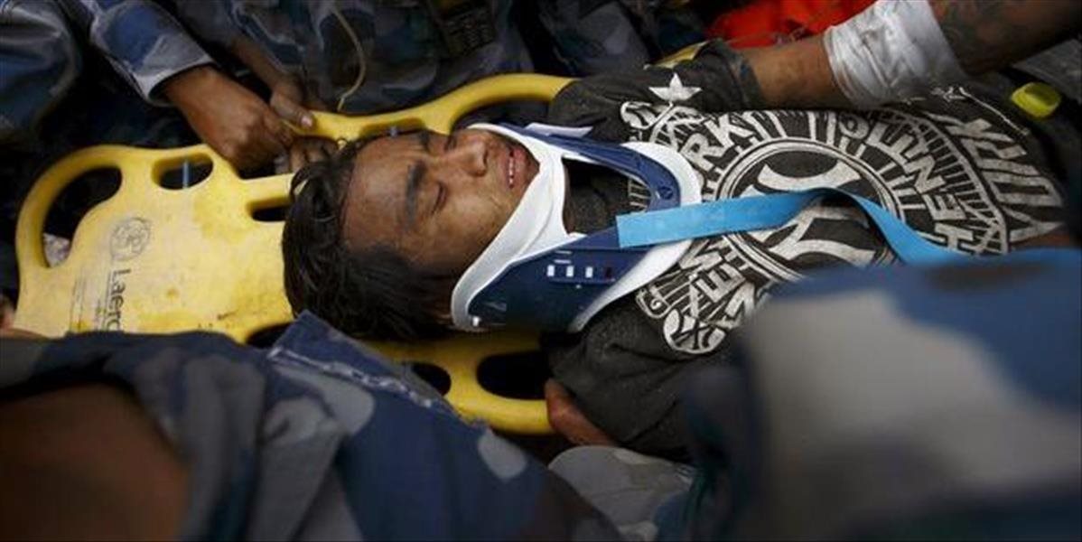 Záchranári v Nepále vytiahli z trosiek budovy chlapca päť dní po zemetrasení