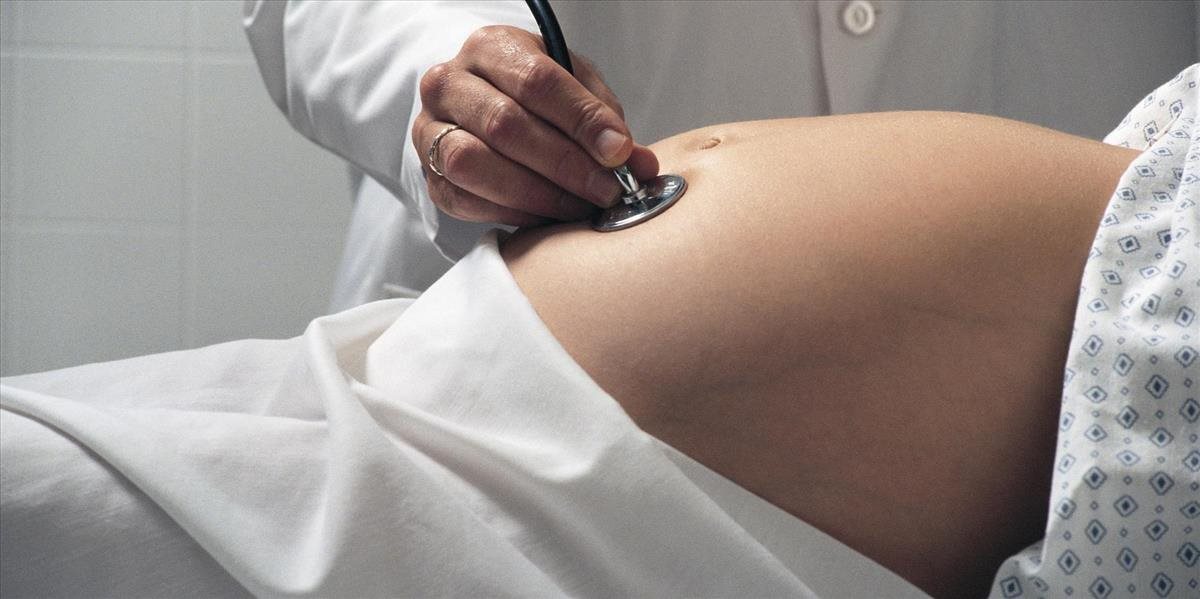 Tehotné 10-ročné dievčatko bolo znásilnené nevlastným otcom, lekári odmietli potrat