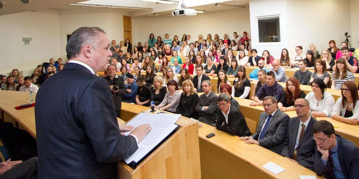 Prezident Andrej Kiska sa na Trnavskej univerzite stretol s budúcimi učiteľmi