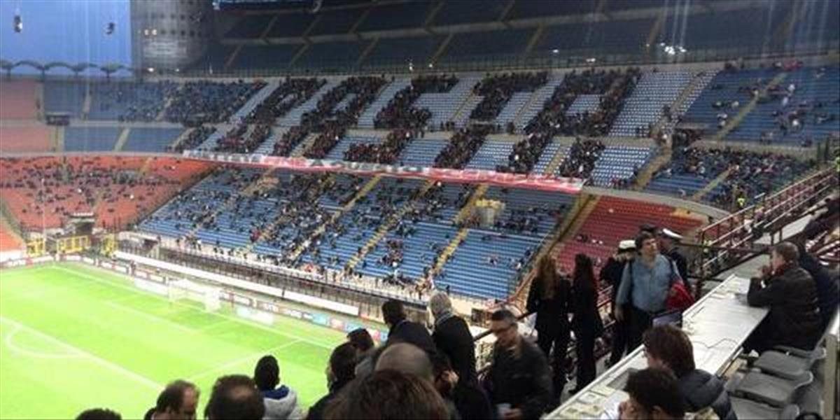 Ultras AC Miláno vytvorili ľudskú mozaiku na protest proti chodu klubu