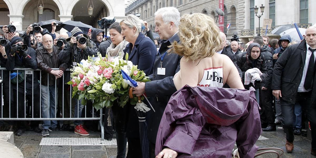 VIDEO Prvomájový prejav Le Penovej v Paríži narušili členky Femen s holými prsiami