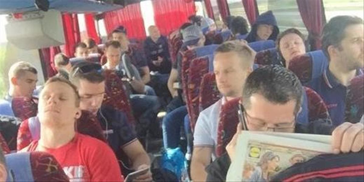 Fotka slovenských hokejistov hitom internetu: Fanúšikovia pobúrení ošarpaným autobusom!