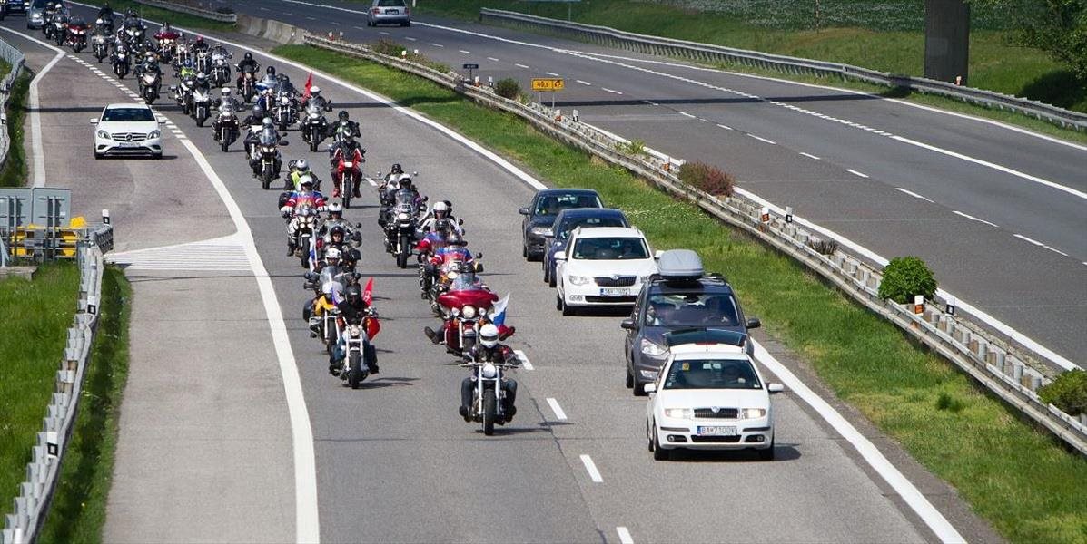 Medzi motorkármi na Slavíne prevažovali Česi a Slováci