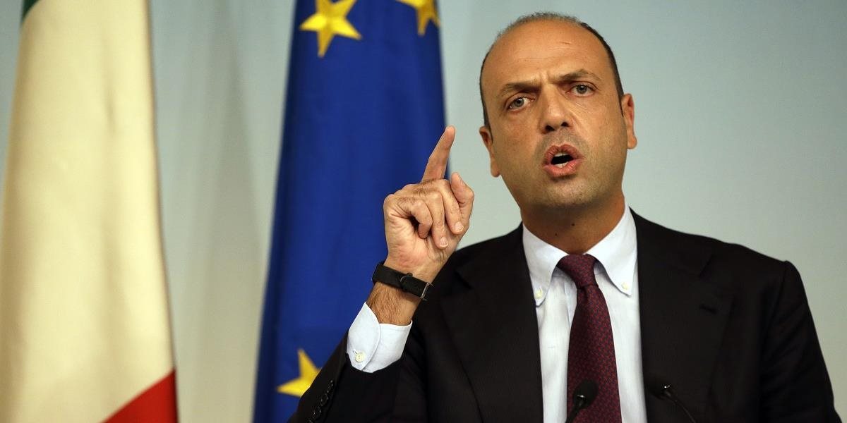 Talianska opozícia žiada demisiu ministra vnútra za nezvládnutie výtržností v Miláne