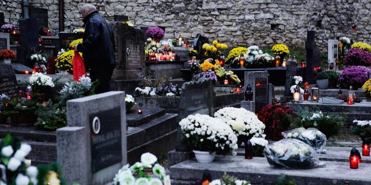 Vandal na cintoríne poškodil 13 pomníkov