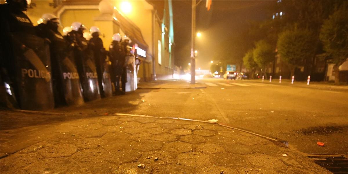 Nočné nepokoje v poľskom meste Knurów si vyžiadali zatknutie 30 osôb