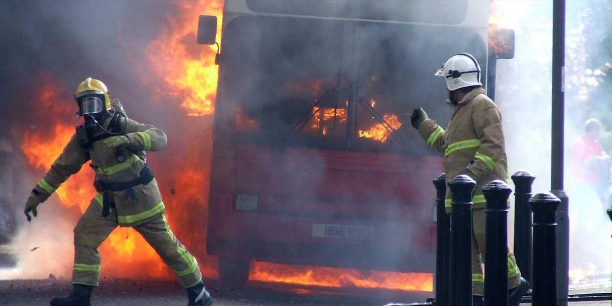 Po nehode v Indii uhorelo v autobuse najmenej 21 ľudí