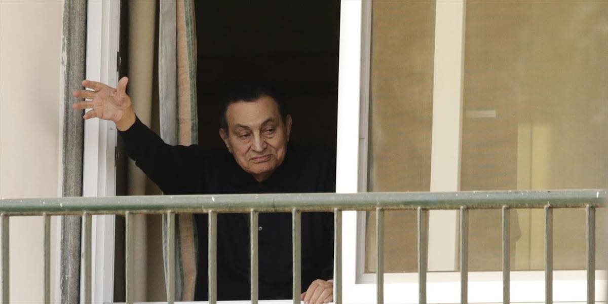 Zosadený egyptský prezident Mubarak zamával na 87. narodeniny z okna nemocnice hlúčiku priaznivcov