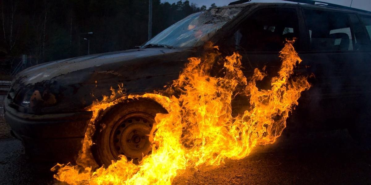 V obci Zborov horeli v noci dva autá, škoda je približne 21.000 eur
