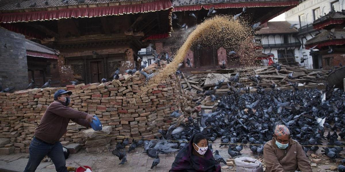 Nepál začali opúšťať zahraniční záchranári i horolezci