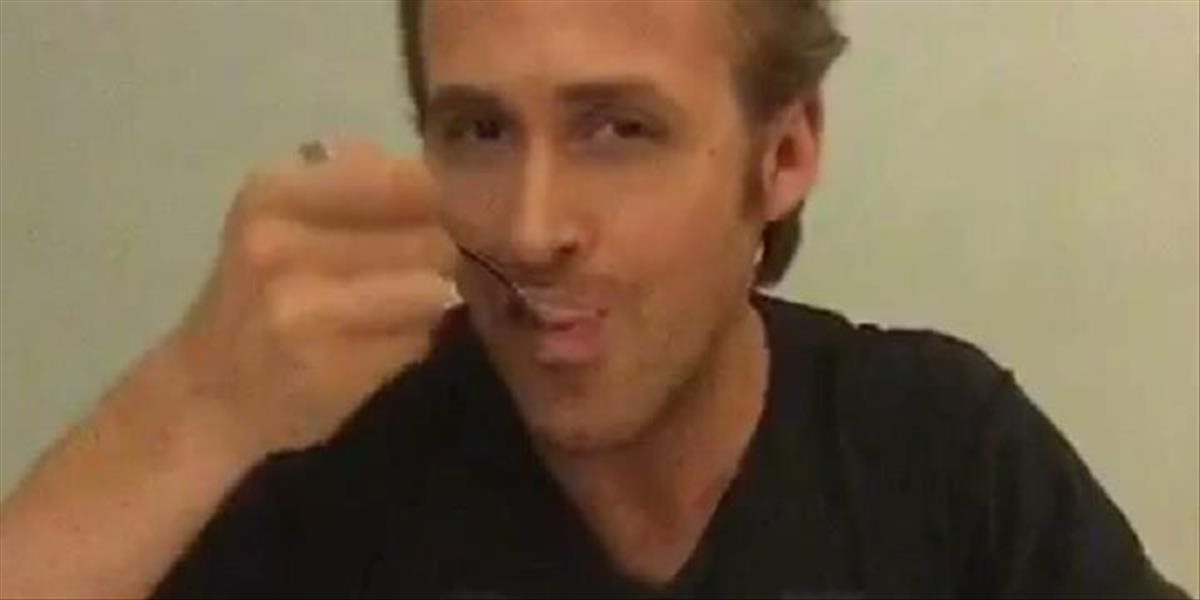 VIDEO Ryan Gosling konečne zjedol cereálie: Na pamiatku zosnulého fanúšika