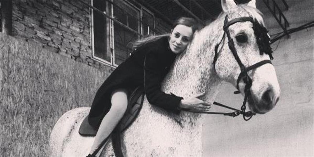 Speváčka Mária Čírová sa učí jazdiť na koni