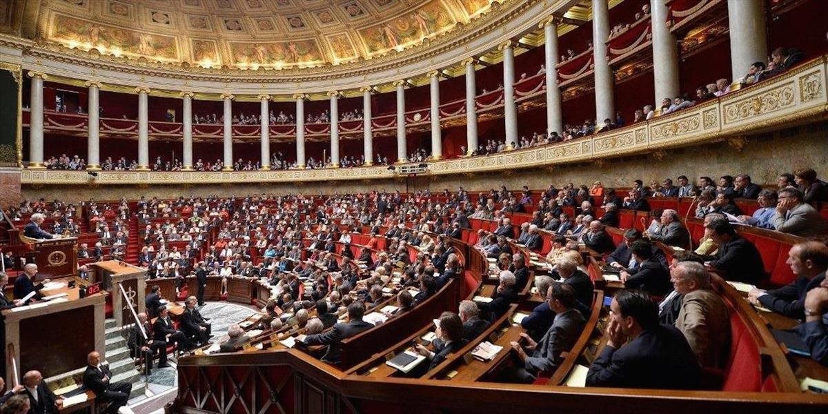 Francúzski poslanci schválili kontroverzný návrh zákona o sledovaní podozrivých