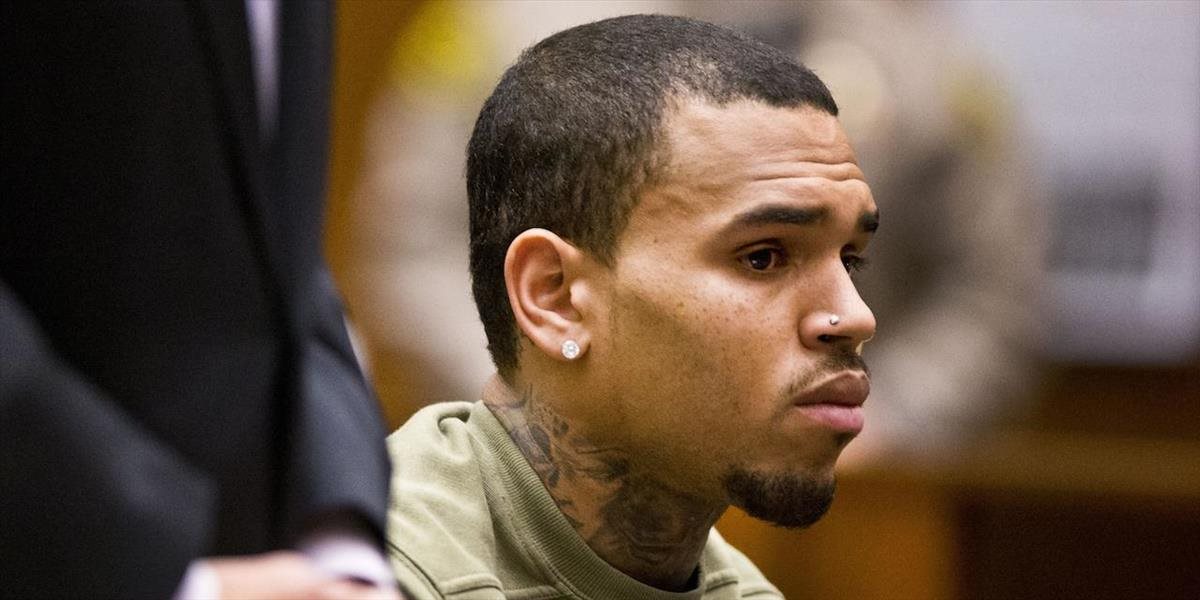 Muž stiahol obvinenie z napadnutia voči Chrisovi Brownovi
