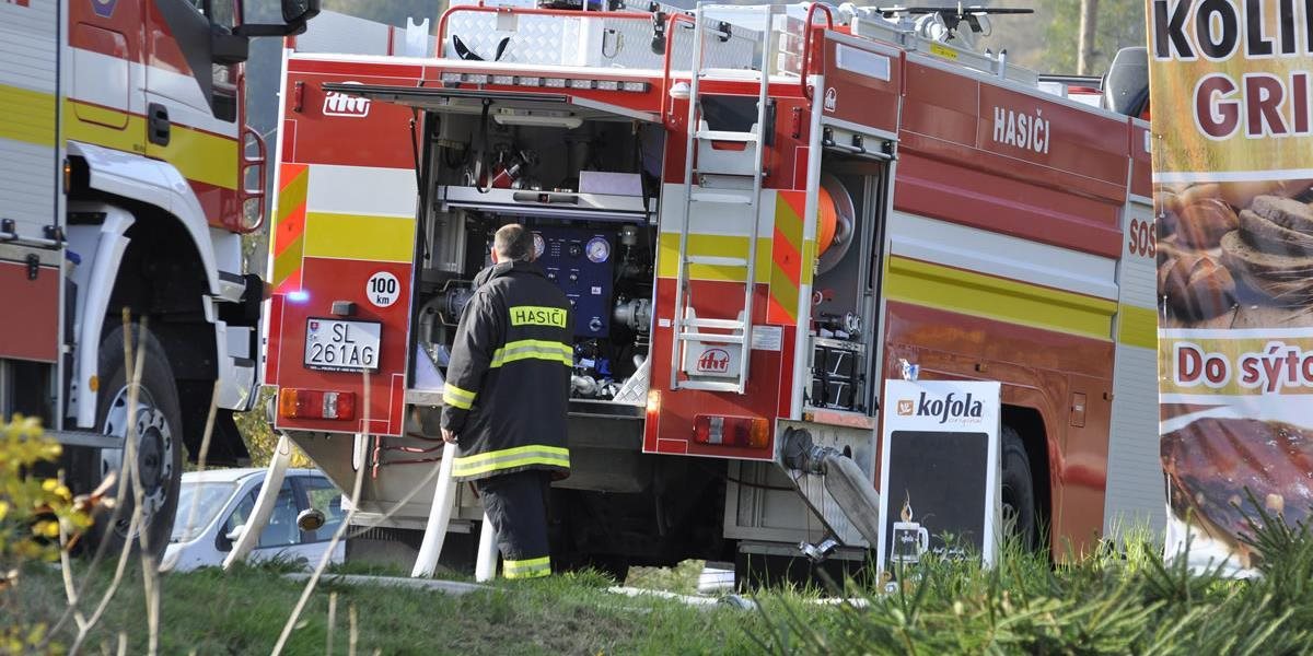 Bratislavskí hasiči zasahujú pri dopravnej nehode pri Záhorskej Bystrici