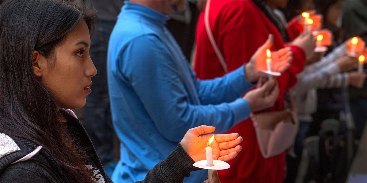 Tisícky ľudí sa modlili za obete ničivého zemetrasenia v Nepále