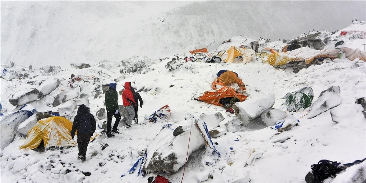 V Nepále sú pod lavínami stále stovky ľudských tiel