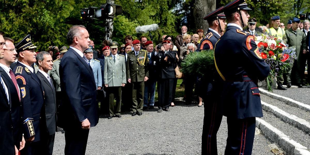 Prezident zapálil Sviečky vďaky na Ústrednom vojenskom cintoríne vo Zvolene