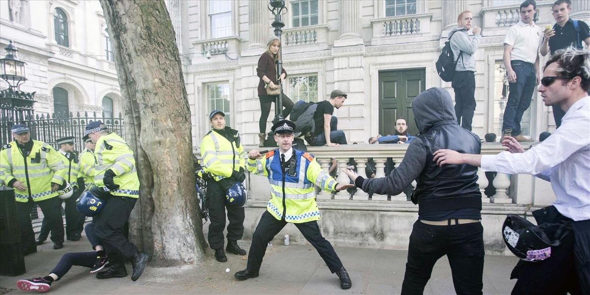 Polícia pri proteste proti Cameronovej vláde zatkla 17 ľudí