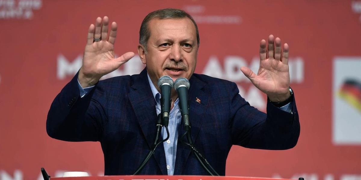 Erdogana počúvalo vyše 14-tisíc krajanov, tisícky iných demonštrovali