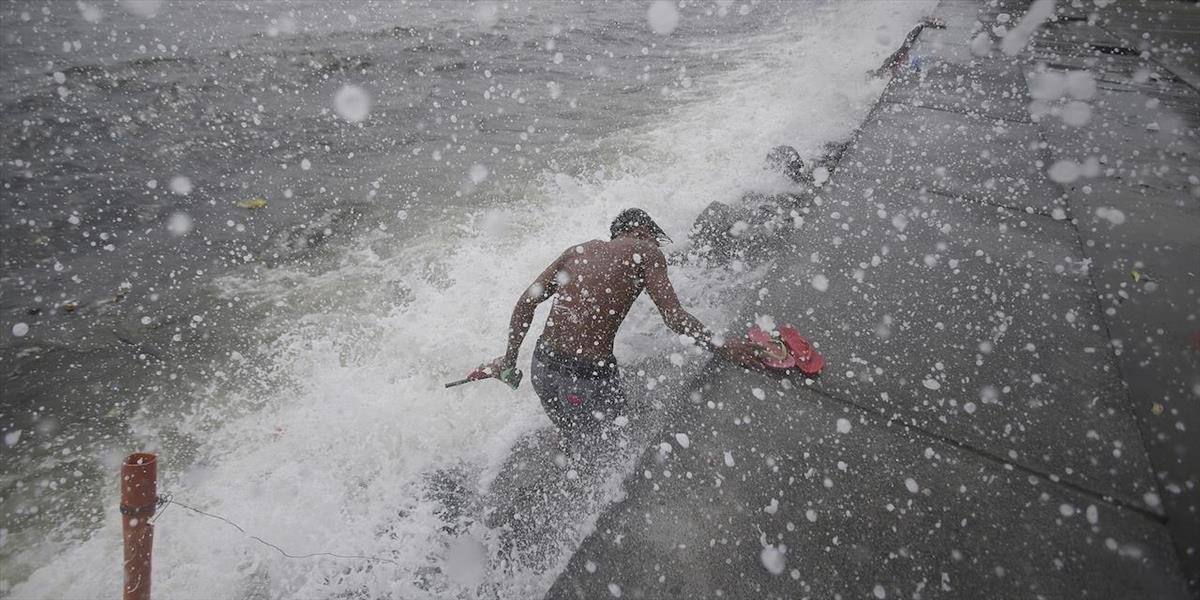 Filipínami sa prehnal silný tajfún, zahynuli najmenej 2 ľudia