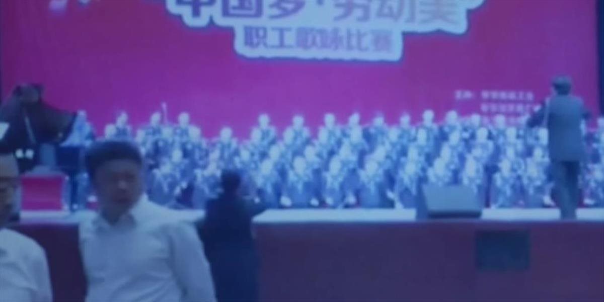 VIDEO Pod 80-členným čínskym speváckym zborom sa prepadlo pódium