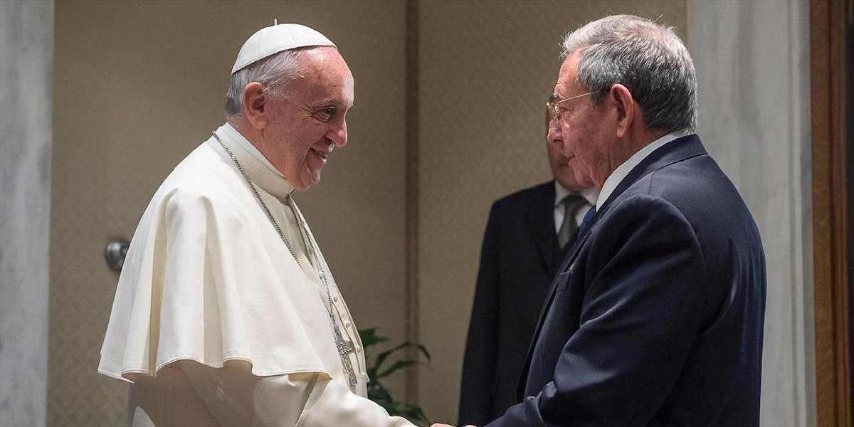 Komunistu Castra očaril pápež, zvažuje sa opäť modliť