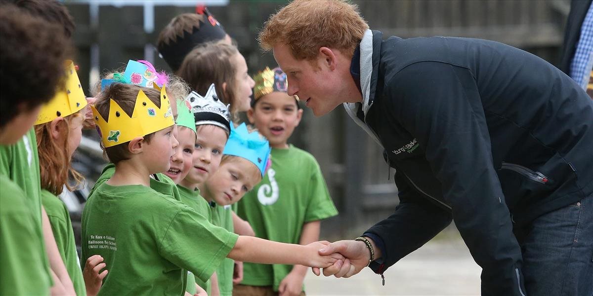Britský princ Harry povedal školákom na Novom Zélande, že hovorí kráľovnej babka