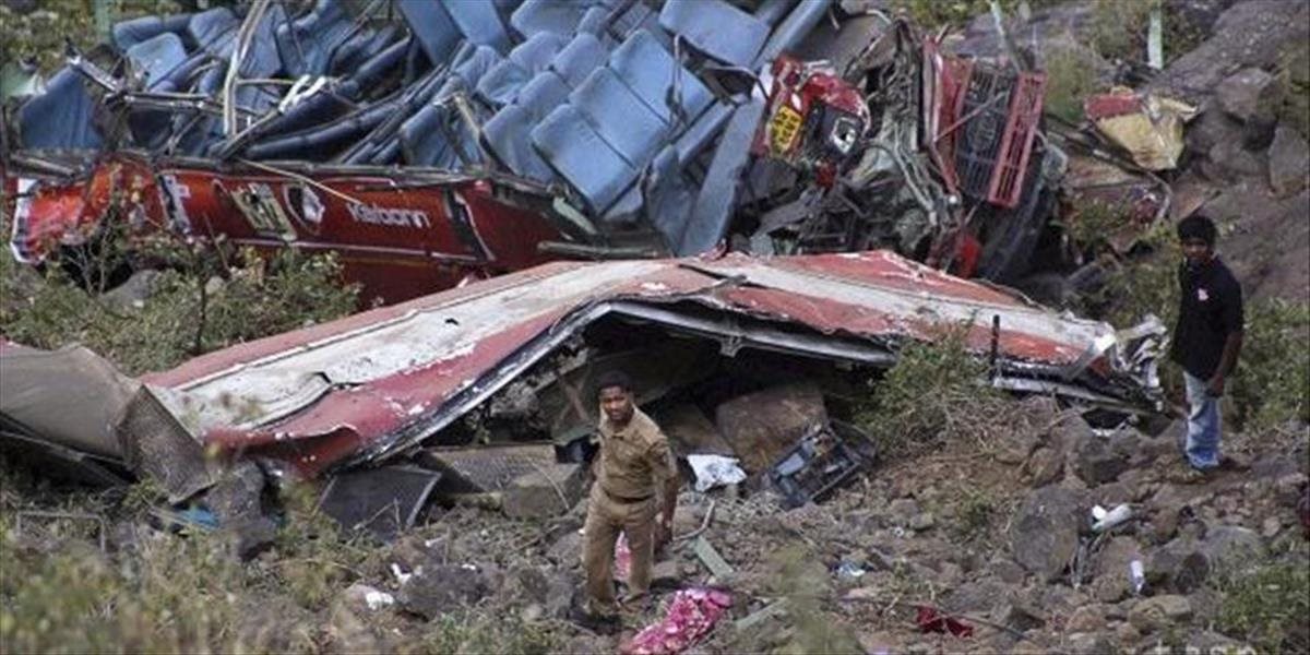 Nehodu autobusu v Kašmíre neprežilo minimálne 23 ľudí