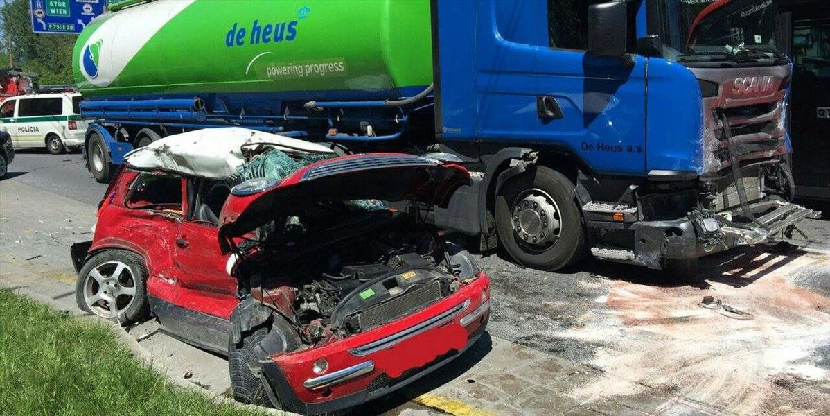 FOTO Tragická nehoda: Vodička (†55) Mini Cooperu neprežila čelnú zrážku s cisternou