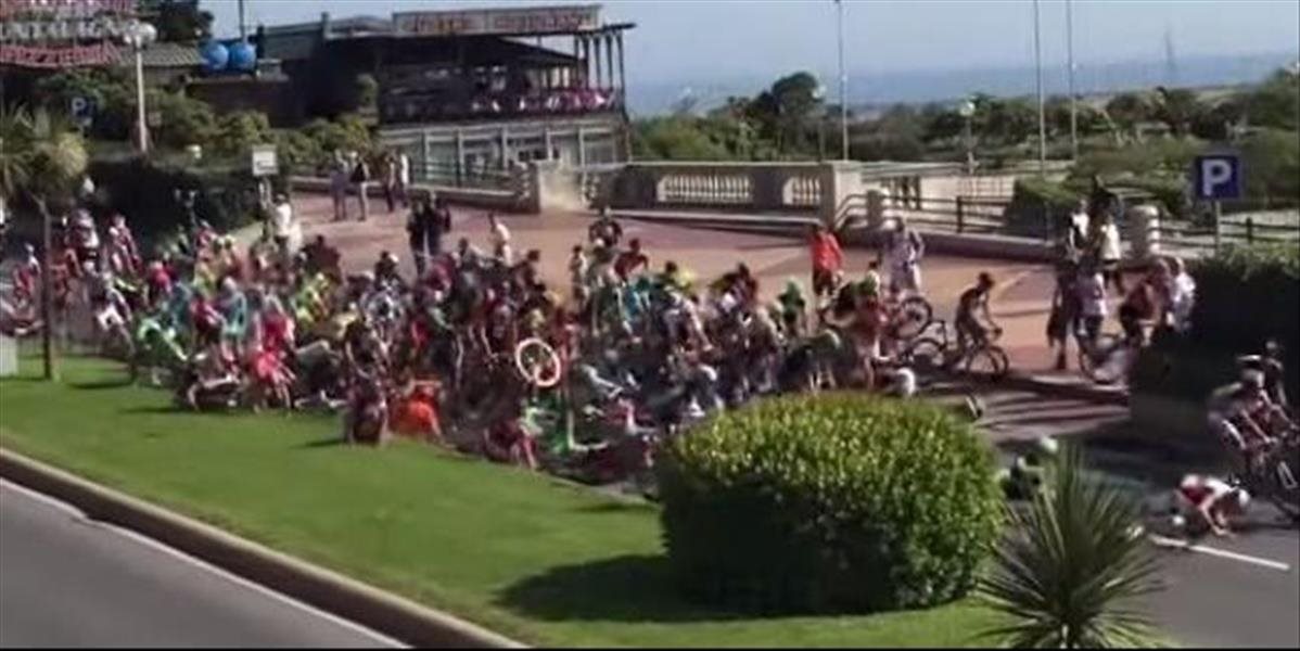 VIDEO Fanúšik sa chcel pripojiť k pelotónu Giro d'Italia, spôsobil hromadný pád