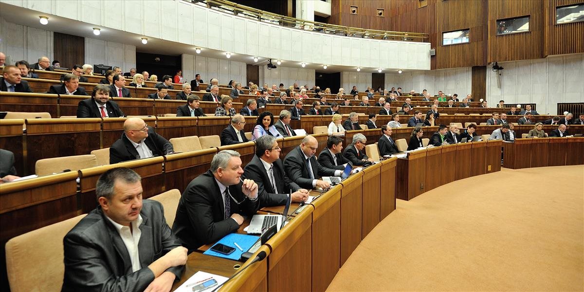 Parlament schválil minimálny dôchodok: Za 30 rokov práce 269,5 eura!