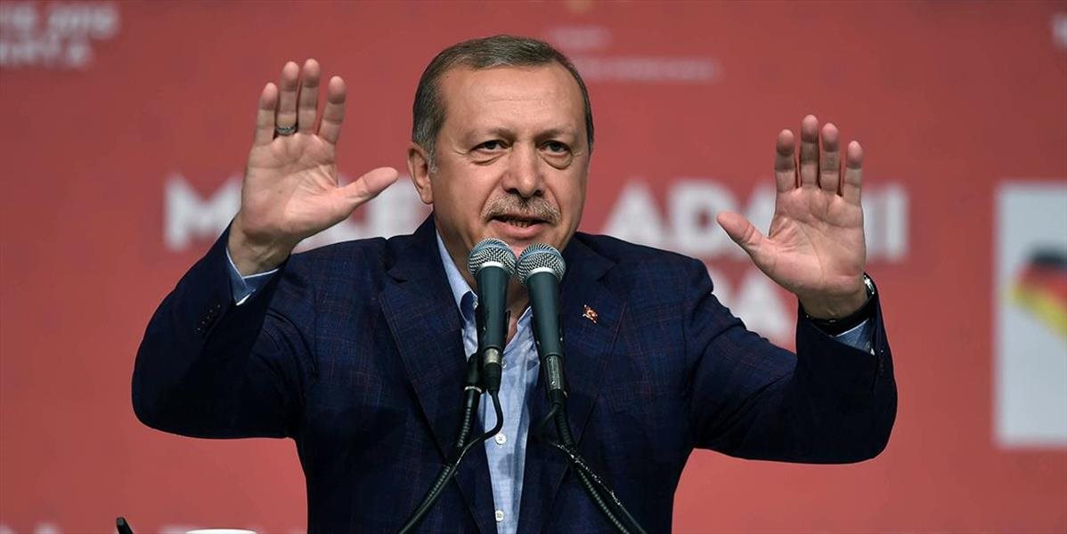 Erdogan: Turecko prijíma veľa utečencov, berte si príklad