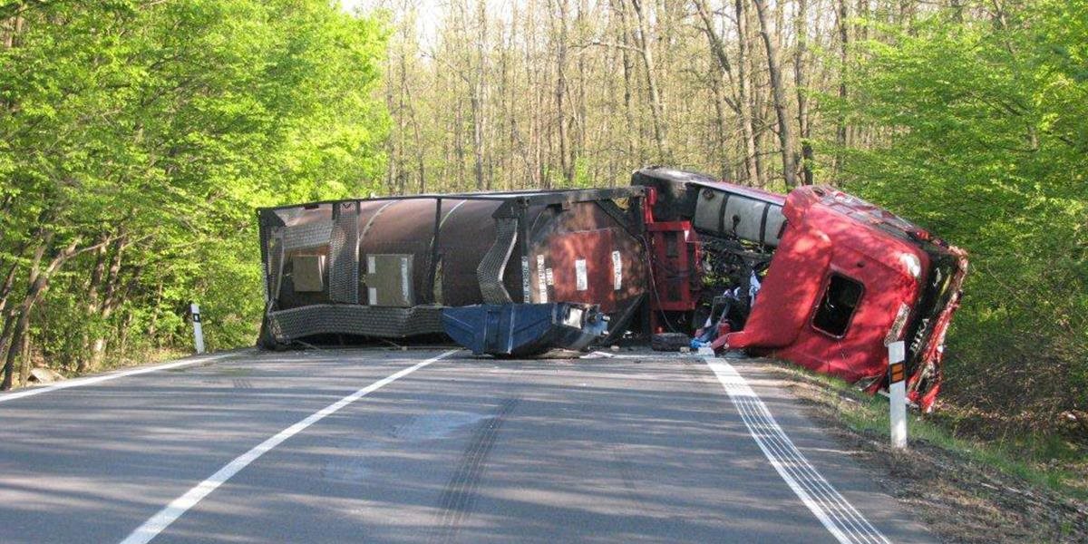 Pri Hlohovci sa zrazilo nákladné auto s autobusom, vodič utrpel ťažké zranenia