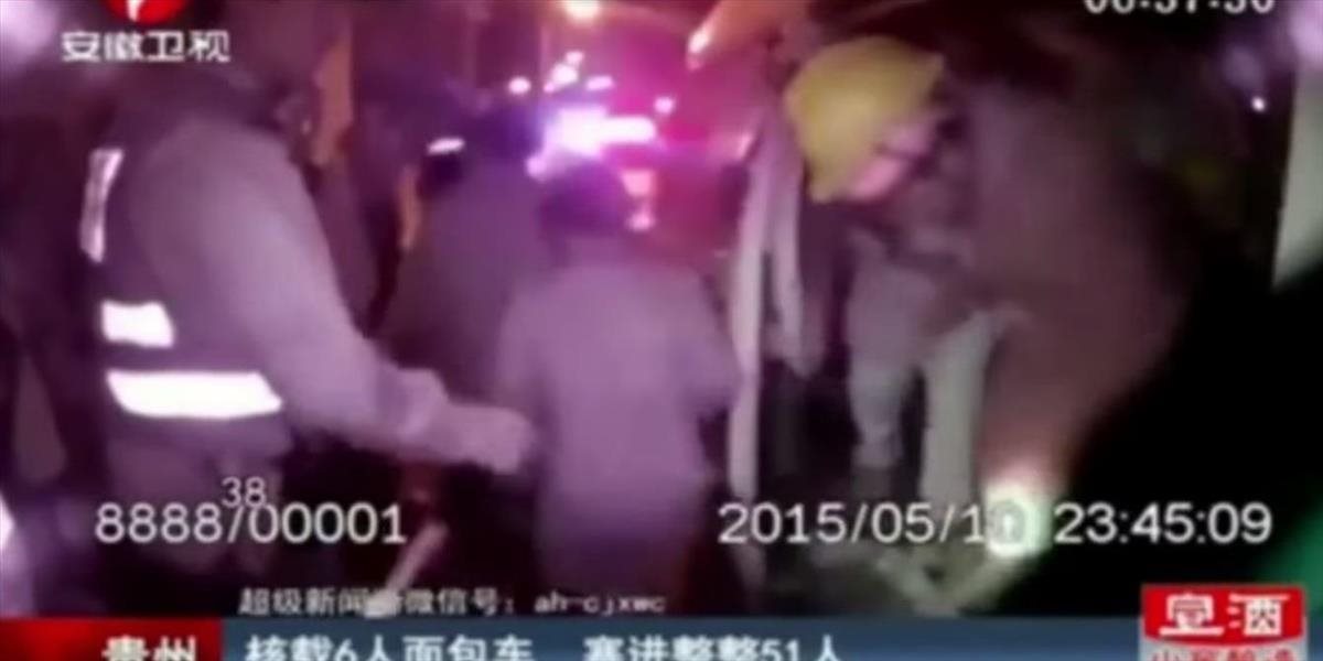 VIDEO Policajti neverili vlastným očiam: V dodávke pre šiestich bolo 51 ľudí