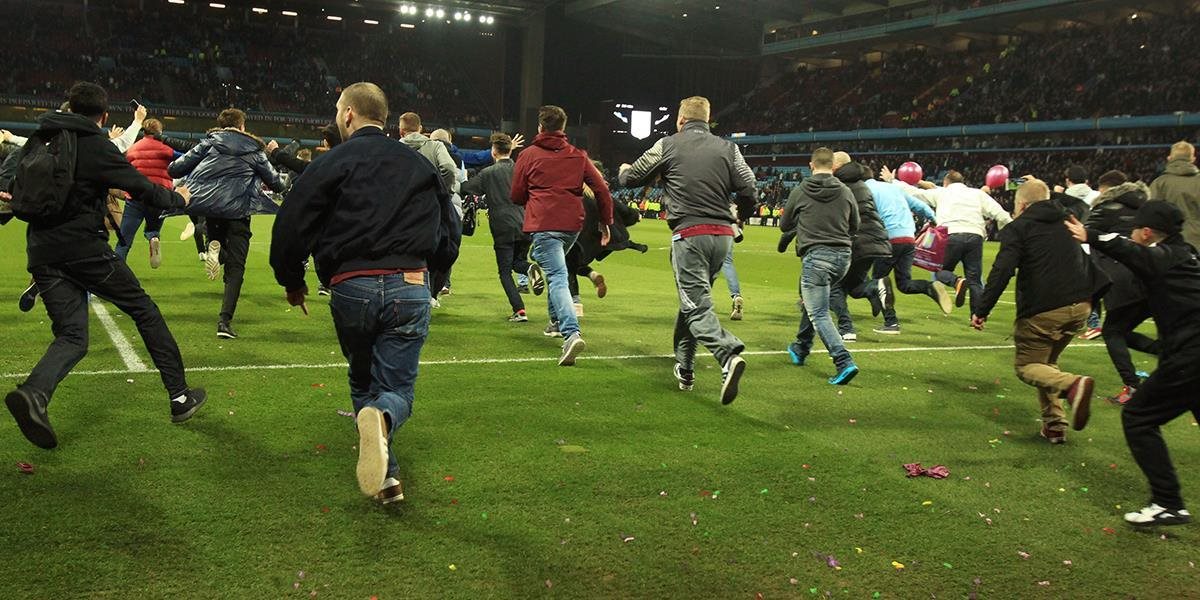 Aston Villa s pokutou za inváziu fanúšikov na plochu v FA Cupe