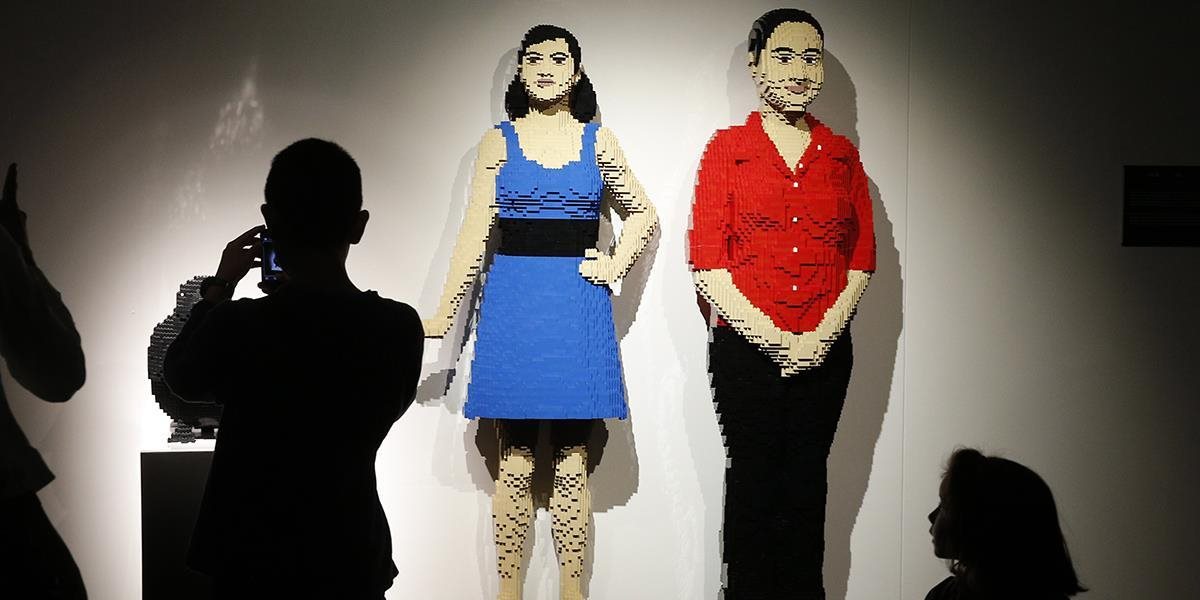 FOTO V Paríži otvorili výstavu sôch z lego kociek